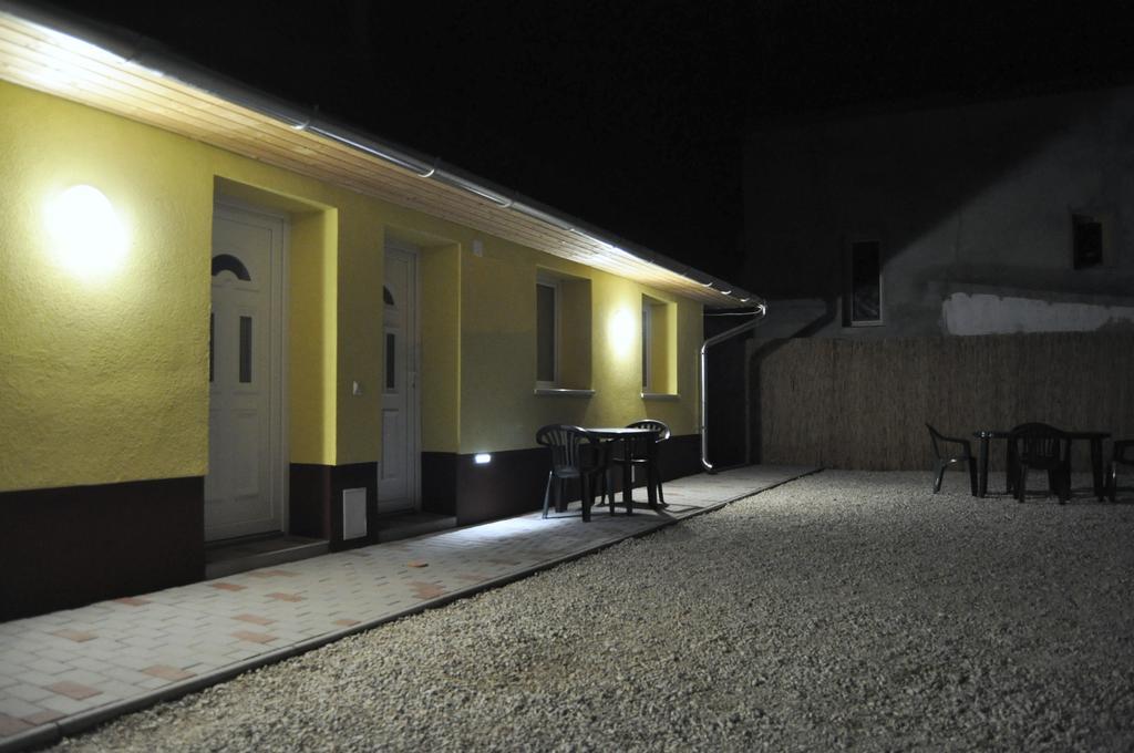 Csongradi Vendegvaro Apartmanok, Szarka Haz Exterior photo